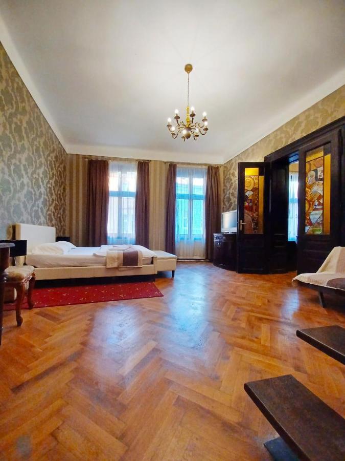 Aristocrat Vintage Apartment Brasov Bagian luar foto